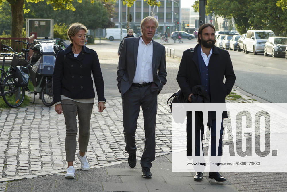 CNTV BLOCK- Gerhard Delling TV Moderator Christina Block Unternehmerin mit ihren Verteidiger Ingo Bott kommen wie immer zu Fuss zum Gericht am 82 Prozess Tag in Hamburg 13.10.2026 beim Prozess wegen mutmasslicher Kindesentfuehrung im Landgericht Hamburg Strafjustizgebaeude Entfuehrungsfall der Block Kinder Hamburg Deutschland