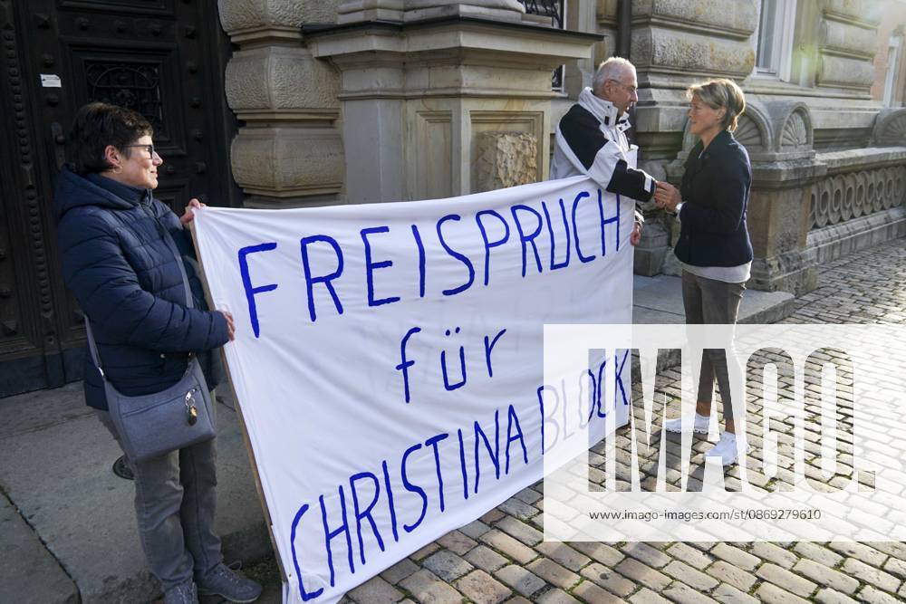 CNTV BLOCK- Gerhard Delling TV Moderator Christina Block Unternehmerin Kommen wie immer zu Fuss zum Gericht , wie immer vor Ort die Unterstuetzer von Frau Block mit dem Transparent Aufschrift Freispruch fuer Christina Block stehen vorm Gericht am 82 Prozess Tag 13.10.2026 beim Prozess wegen mutmasslicher Kindesentfuehrung im Landgericht Hamburg Strafjustizgebaeude Entfuehrungsfall der Block Kinder Hamburg Deutschland