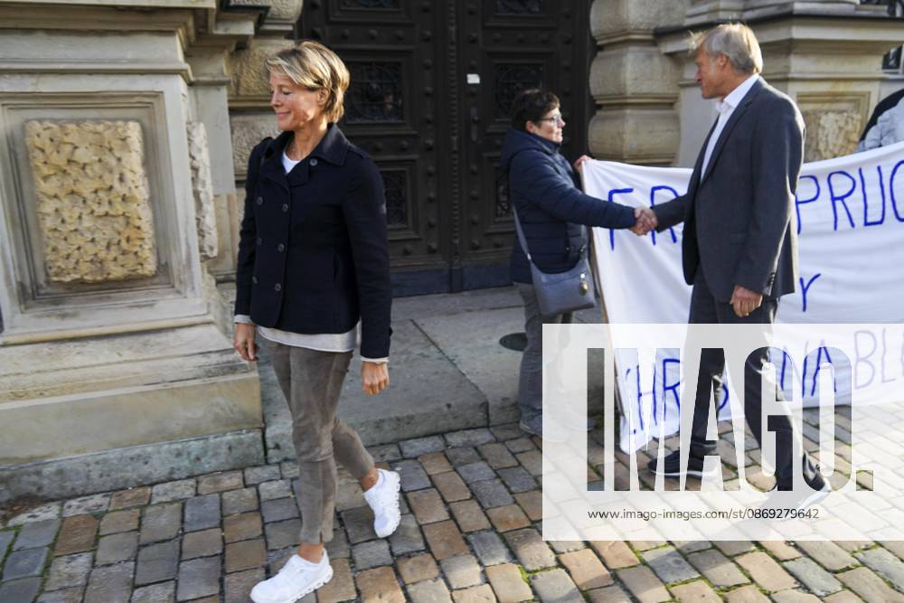 CNTV BLOCK- Gerhard Delling TV Moderator Christina Block Unternehmerin Kommen wie immer zu Fuss zum Gericht , wie immer vor Ort die Unterstuetzer von Frau Block mit dem Transparent Aufschrift Freispruch fuer Christina Block stehen vorm Gericht am 82 Prozess Tag 13.10.2026 beim Prozess wegen mutmasslicher Kindesentfuehrung im Landgericht Hamburg Strafjustizgebaeude Entfuehrungsfall der Block Kinder Hamburg Deutschland