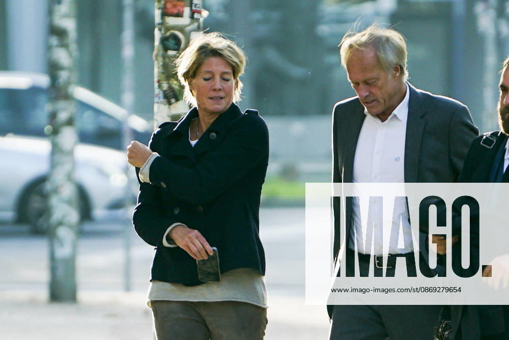 CNTV BLOCK- Gerhard Delling TV Moderator Christina Block Unternehmerin mit ihren kommen wie immer zu Fuss zum Gericht am 82 Prozess Tag13.10.2026 in beim Prozess wegen mutmasslicher Kindesentfuehrung im Landgericht Hamburg Strafjustizgebaeude Entfuehrungsfall der Block Kinder Hamburg Deutschland