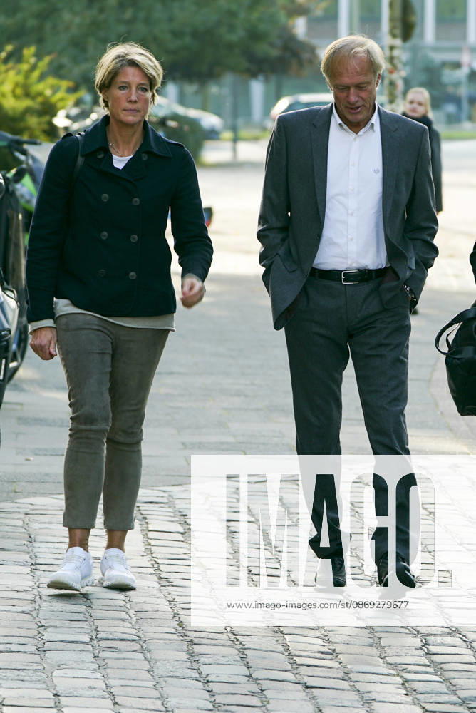 CNTV BLOCK- Gerhard Delling TV Moderator Christina Block Unternehmerin mit ihren kommen wie immer zu Fuss zum Gericht am 82 Prozess Tag13.10.2026 in beim Prozess wegen mutmasslicher Kindesentfuehrung im Landgericht Hamburg Strafjustizgebaeude Entfuehrungsfall der Block Kinder Hamburg Deutschland