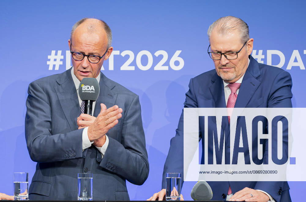 Friedrich Merz besucht Arbeitgebertag 2026 EUR, Deutschland, Berlin, 13.10.2026: Bundeskanzler Friedrich Merz (CDU) im Gespräch mit Rainer Dulger, Arbeitgeberpräsident auf dem Arbeitgebertag 2026 der Bundesvereinigung der Deutschen Arbeitgeberverbände.