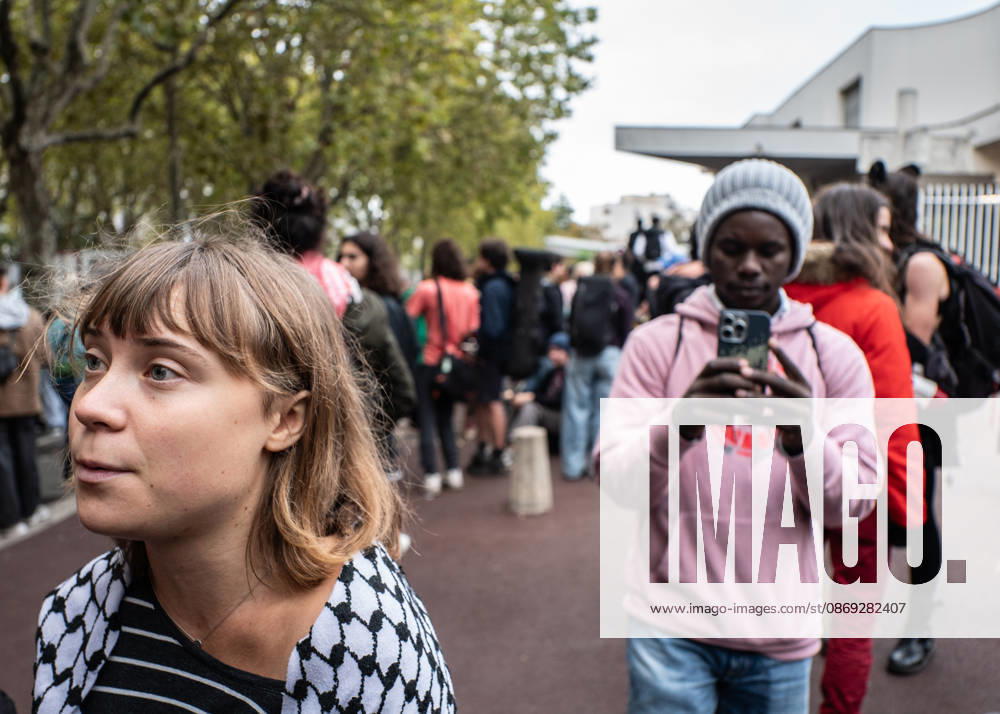 Paul-o°luard High School in Saint-Denis is at the center of the news as part of the fifth round of national student protests...The renowned Swedish environmental activist Greta Thunberg visited Paul-o°luard High School in Saint-Denis this morning to offer her direct support to the protesting students. She denounced police violence against the young demonstrators. - ZUMAs287 20261013_zip_s287_005