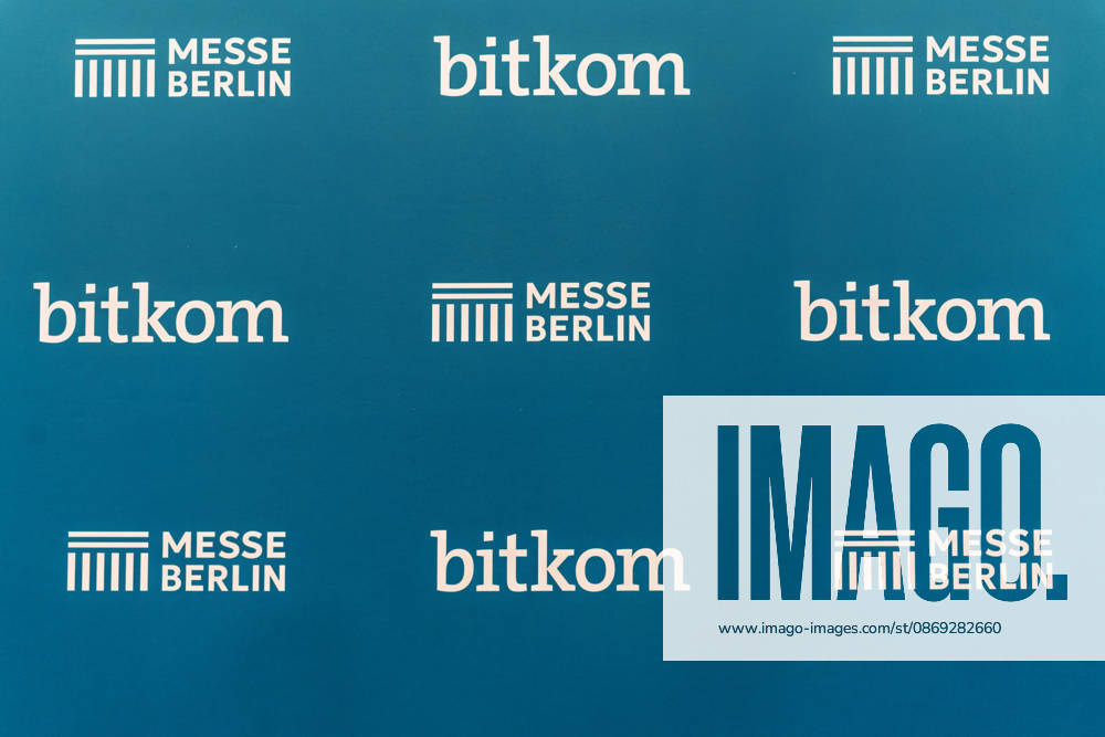 Berlin, 13.10.2026: Eine Pressewand mit den Logos des Digitalverbands Bitkom und der Messe Berlin steht auf der Smart Country Convention in der Halle hub27. Die Smart Country Convention (SCCON) ist die Kongressmesse für die Digitalisierung des öffentlichen Sektors und wird vom Digitalverband Bitkom gemeinsam mit der Messe Berlin veranstaltet. Vom 13. bis 15. Oktober 2026 treffen sich in der Halle hub27 Vertreter aus Bund, Ländern und Kommunen mit Unternehmen der Digitalwirtschaft, um über digitale Verwaltung, Smart City und digitale Souveränität zu diskutieren. Pressewand von Bitkom und Messe Berlin