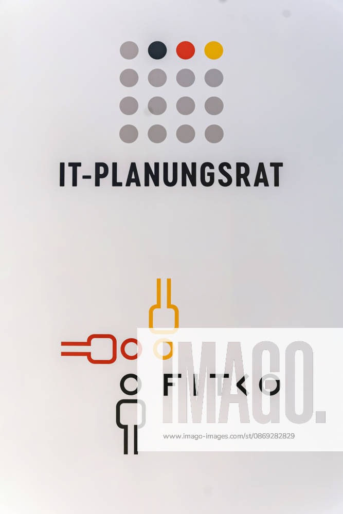 Berlin, 13.10.2026: Die Logos des IT-Planungsrats und der FITKO (Föderale IT-Kooperation) prangen auf einer Wand bei der Smart Country Convention in der Halle hub27. Der IT-Planungsrat ist das zentrale politische Gremium von Bund und Ländern für die Zusammenarbeit in der Informationstechnik und treibt unter anderem die Umsetzung des Onlinezugangsgesetzes voran; die FITKO mit Sitz in Frankfurt am Main unterstützt ihn als operative Einheit bei der Digitalisierung der Verwaltung. Die Smart Country Convention (SCCON) ist die Kongressmesse für die Digitalisierung des öffentlichen Sektors und wird vom Digitalverband Bitkom gemeinsam mit der Messe Berlin veranstaltet. Vom 13. bis 15. Oktober 2026 treffen sich in der Halle hub27 Vertreter aus
