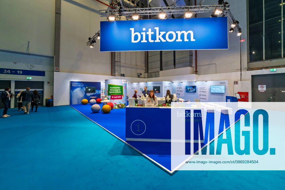 Berlin, 13.10.2026: Der Infopoint des Digitalverbands Bitkom auf der Smart Country Convention, die der Verband gemeinsam mit der Messe Berlin veranstaltet; ein Plakat am Stand wirbt für einen bundesweiten Aktionstag für digitale Teilhabe am 18. Juni 2027. Bitkom vertritt rund 2.200 Unternehmen der Digitalwirtschaft in Deutschland. Die Smart Country Convention (SCCON) ist die Kongressmesse für die Digitalisierung des öffentlichen Sektors und wird vom Digitalverband Bitkom gemeinsam mit der Messe Berlin veranstaltet. Vom 13. bis 15. Oktober 2026 treffen sich auf dem Berliner Messegelände Vertreter aus Bund, Ländern und Kommunen mit Unternehmen der Digitalwirtschaft, um über digitale Verwaltung, Smart City und digitale Souveränität zu