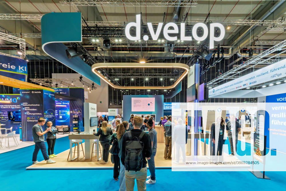 Berlin, 13.10.2026: Besucher am Stand des Softwareherstellers d.velop auf der Smart Country Convention; das Unternehmen aus dem westfälischen Gescher bietet Lösungen für digitale Akten und Dokumentenmanagement an, die unter anderem in vielen Kommunalverwaltungen eingesetzt werden. Daneben präsentieren sich Anbieter wie VOIS, Bechtle und avocado mit Software und KI-Anwendungen für Behörden. Die Smart Country Convention (SCCON) ist die Kongressmesse für die Digitalisierung des öffentlichen Sektors und wird vom Digitalverband Bitkom gemeinsam mit der Messe Berlin veranstaltet. Vom 13. bis 15. Oktober 2026 treffen sich auf dem Berliner Messegelände Vertreter aus Bund, Ländern und Kommunen mit Unternehmen der Digitalwirtschaft, um übe