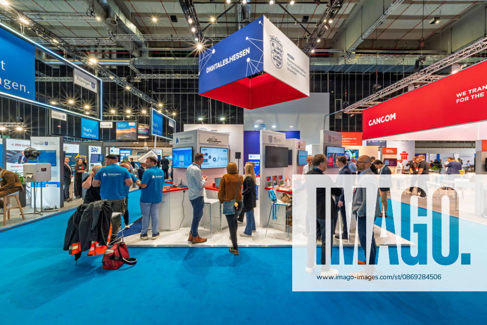 Berlin, 13.10.2026: Besucher am Stand Digitales Hessen des Hessischen Ministeriums für Digitalisierung und Innovation auf der Smart Country Convention, rechts der Stand des IT-Dienstleisters Cancom, im Hintergrund der Stand des Freistaats Thüringen. Mehrere Bundesländer stellen auf der Messe ihre Digitalstrategien und Onlinedienste für Bürger vor. Die Smart Country Convention (SCCON) ist die Kongressmesse für die Digitalisierung des öffentlichen Sektors und wird vom Digitalverband Bitkom gemeinsam mit der Messe Berlin veranstaltet. Vom 13. bis 15. Oktober 2026 treffen sich auf dem Berliner Messegelände Vertreter aus Bund, Ländern und Kommunen mit Unternehmen der Digitalwirtschaft, um über digitale Verwaltung, Smart City und