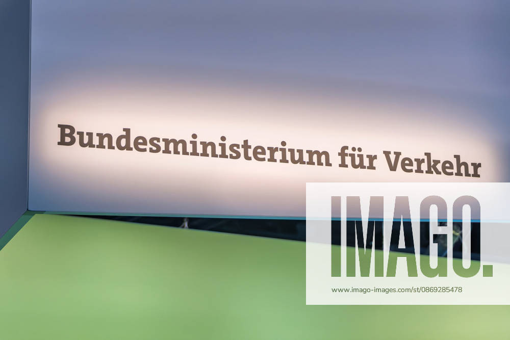 Berlin, 13.10.2026: Der beleuchtete Schriftzug Bundesministerium für Verkehr an einem Deckenaufbau über dem Messestand des Ministeriums auf der Smart Country Convention, auf der neben dem Digitalministerium weitere Bundesministerien ihre Digitalprojekte vorstellen. Die Smart Country Convention (SCCON) ist die Kongressmesse für die Digitalisierung des öffentlichen Sektors und wird vom Digitalverband Bitkom gemeinsam mit der Messe Berlin veranstaltet. Vom 13. bis 15. Oktober 2026 treffen sich auf dem Berliner Messegelände Vertreter aus Bund, Ländern und Kommunen mit Unternehmen der Digitalwirtschaft, um über digitale Verwaltung, Smart City und digitale Souveränität zu diskutieren. Bundesverkehrsministerium auf der SCCON