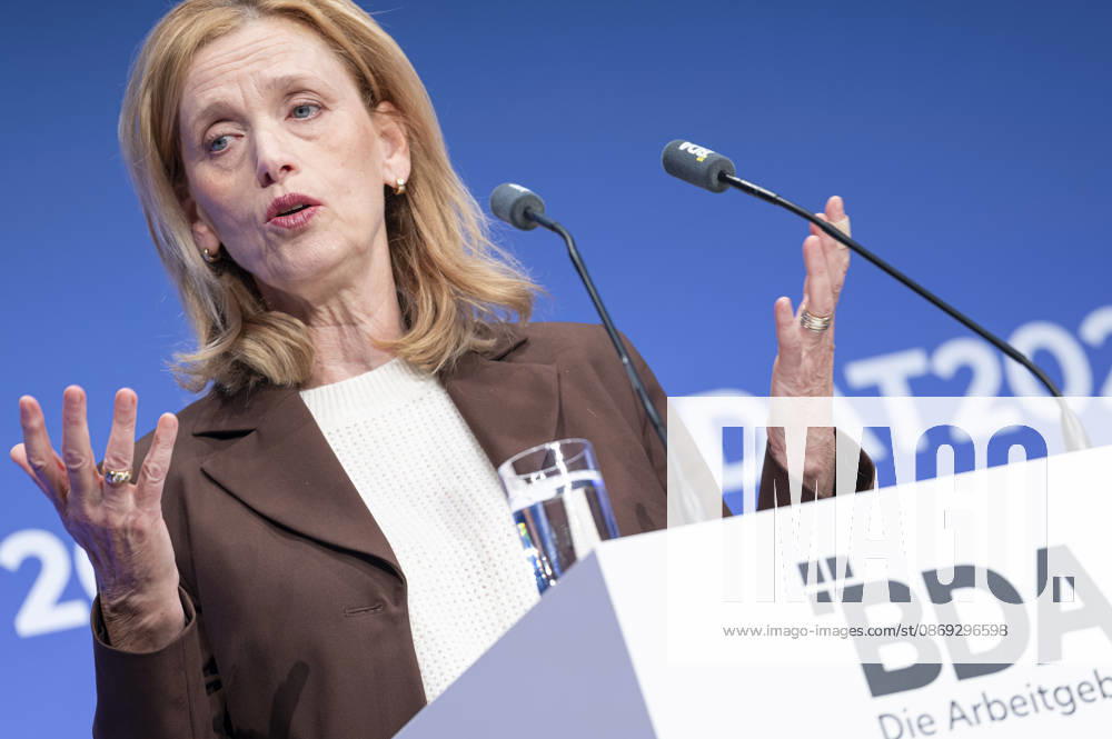 Karien Prien besucht Arbeitgebertag 2026 EUR, Deutschland, Berlin, 13.10.2026: Karin Prien (CDU), Bundesministerin für Bildung, Familie, Senioren, Frauen und Jugend auf dem Arbeitgebertag 2026 der Bundesvereinigung der Deutschen Arbeitgeberverbände.