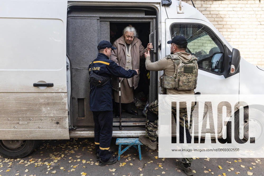 Police unit White Angels facilitates safe evacuation for family in war-torn Ukraine KRAMATORSK, UKRAINE - OCTOBER 13: A woman is evacuated by the ‘White Angels’ police unit in the city of Kramatorsk, Ukraine, on October 13, 2026. Diego Herrera Carcedo Anadolu Kramatorsk Ukraine. Editorial use only. Please get in touch for any other usage.