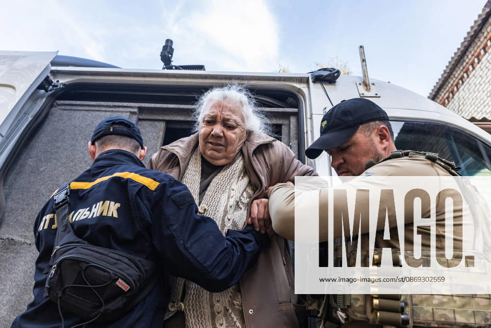 Police unit White Angels facilitates safe evacuation for family in war-torn Ukraine KRAMATORSK, UKRAINE - OCTOBER 13: A woman is evacuated by the ‘White Angels’ police unit in the city of Kramatorsk, Ukraine, on October 13, 2026. Diego Herrera Carcedo Anadolu Kramatorsk Ukraine. Editorial use only. Please get in touch for any other usage.