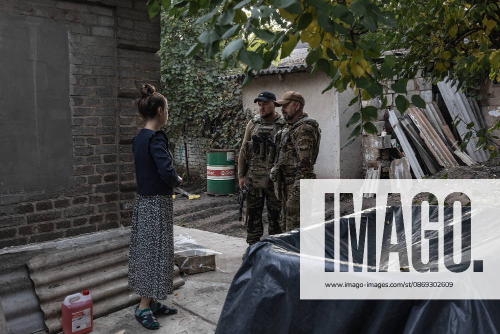 Police unit White Angels facilitates safe evacuation for family in war-torn Ukraine KRAMATORSK, UKRAINE - OCTOBER 13: The ‘White Angels’ police unit evacuates a family with children in the city of Kramatorsk, Ukraine, on October 13, 2026. Diego Herrera Carcedo Anadolu Kramatorsk Ukraine. Editorial use only. Please get in touch for any other usage.