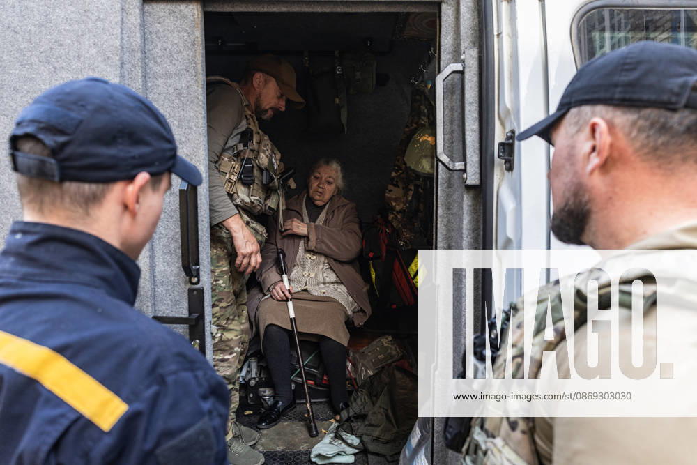 Police unit White Angels facilitates safe evacuation for family in war-torn Ukraine KRAMATORSK, UKRAINE - OCTOBER 13: A woman is evacuated by the ‘White Angels’ police unit in the city of Kramatorsk, Ukraine, 13 October 2026 Diego Herrera Carcedo Anadolu Kramatorsk Ukraine. Editorial use only. Please get in touch for any other usage.