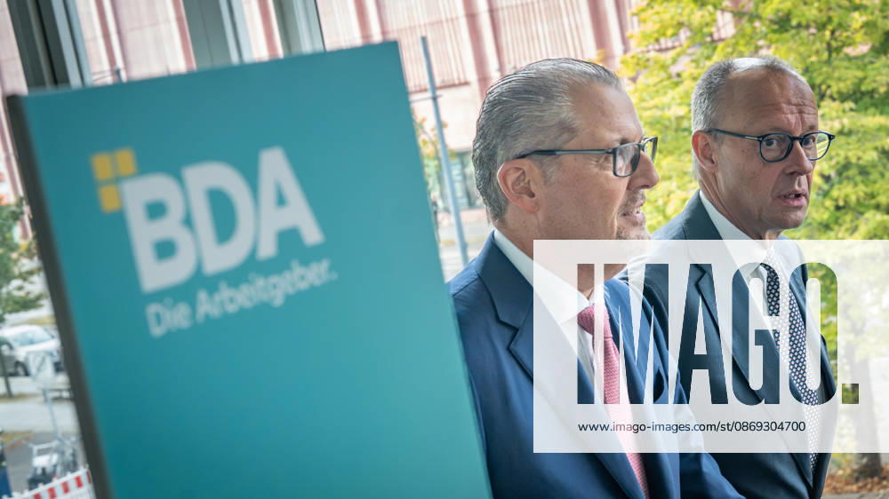 Bundeskanzler Friedrich Merz wird von Rainer Dulger, Präsident Bundesvereinigung der Deutschen Arbeitgeberverbände begrüßt zu Beginn des Arbeitgebertags;Deutsche Arbeitgebertag 2026 - Bundesvereinigung der Deutschen Arbeitgeberverbände BDA, Berlin Berlin Deutschland bcc, Berliner Congress Center