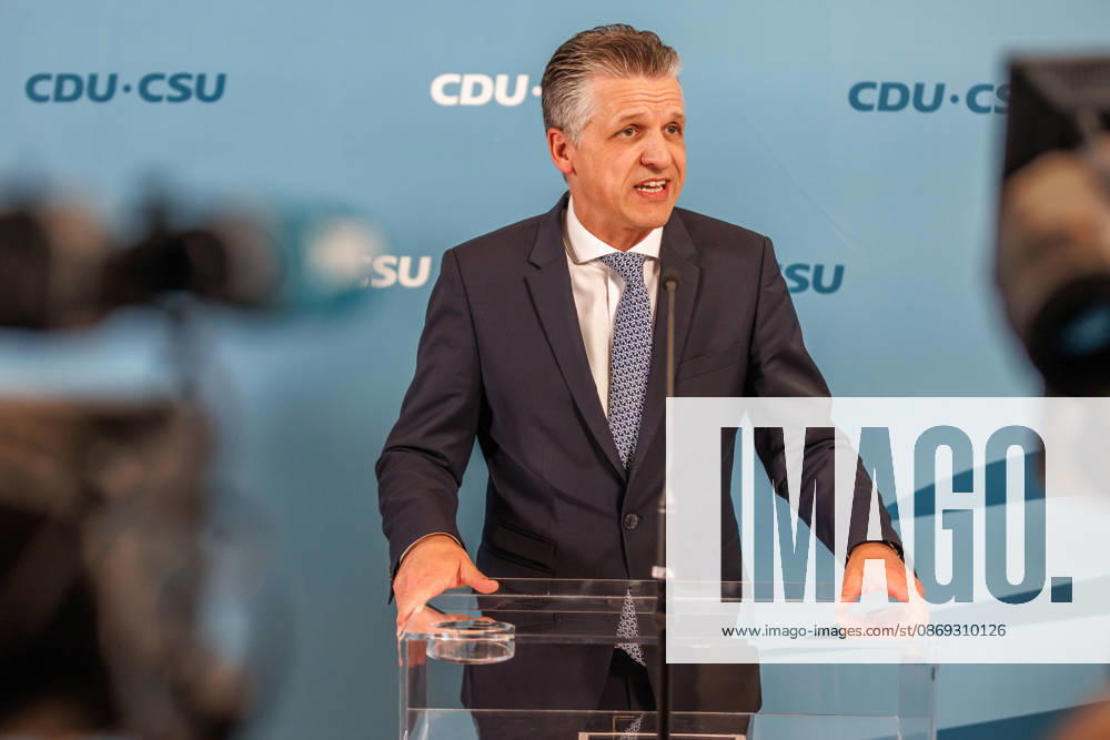 Statement vor den Fraktionssitzung der CDU CSU Alexander Hoffmann, stellvertretender Fraktionsvorsitzender der CDU CSU im Bundestag und Thorsten Frei (CDU), Fraktionsvorsitzender, spricht waehrend eines Statement vor den Fraktionssitzungen am 13.10.2026 in Berlin. Berlin Berlin Deutschland Reichstag