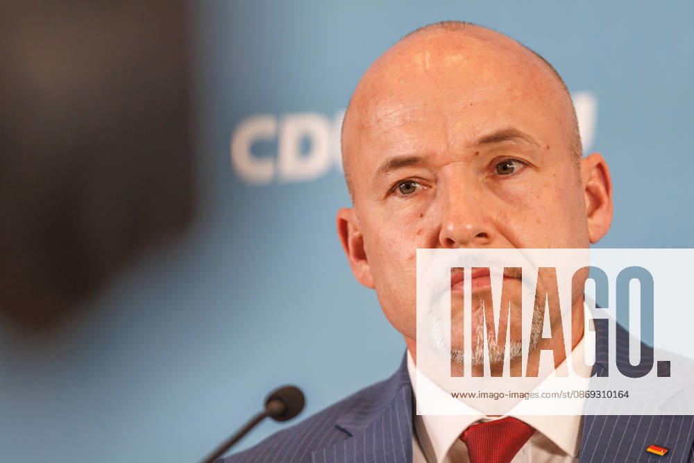 Statement vor den Fraktionssitzung der CDU CSU Alexander Hoffmann, stellvertretender Fraktionsvorsitzender der CDU CSU im Bundestag und Thorsten Frei (CDU), Fraktionsvorsitzender, spricht waehrend eines Statement vor den Fraktionssitzungen am 13.10.2026 in Berlin. Berlin Berlin Deutschland Reichstag