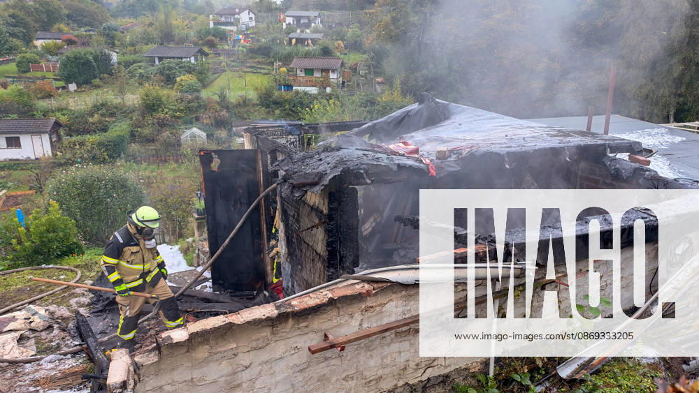 Wohnungsloses Paar nach Brandstiftung in Solingen festgenommen Für die Feuerwehr hieß es am Dienstagnachmittag (13.10.2026) gegen 16:05 Uhr ausrücken: In einer Kleingartenanlage am Ginsterweg in Solingen war es zum Vollbrand einer Gartenlaube gekommen. Als die Einsatzkräfte eintrafen stand eine Hütte bereits vollständig in Flammen, eine große Rauchsäule stieg über derm Gartenverein auf. Über mehrere hundert Meter musste eine Wasserversorgung gelegt werden bevor die Brandbekämpfung durchgeführt werden konnte. Rund vier Stunden später war der Brand gelöscht und die letzten Glutnester ebenfalls abgekühlt. Die der Besitzer der Gartenhütte berichtete, habe er bereits am Mittag ein wohnungsloses Paar in seiner Gartenlaube angetro