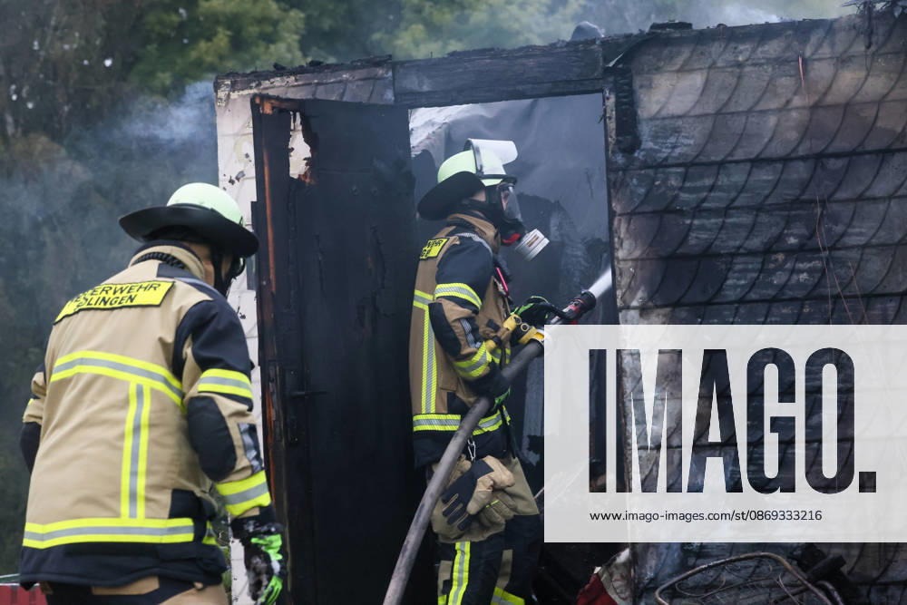 Wohnungsloses Paar nach Brandstiftung in Solingen festgenommen Für die Feuerwehr hieß es am Dienstagnachmittag (13.10.2026) gegen 16:05 Uhr ausrücken: In einer Kleingartenanlage am Ginsterweg in Solingen war es zum Vollbrand einer Gartenlaube gekommen. Als die Einsatzkräfte eintrafen stand eine Hütte bereits vollständig in Flammen, eine große Rauchsäule stieg über derm Gartenverein auf. Über mehrere hundert Meter musste eine Wasserversorgung gelegt werden bevor die Brandbekämpfung durchgeführt werden konnte. Rund vier Stunden später war der Brand gelöscht und die letzten Glutnester ebenfalls abgekühlt. Die der Besitzer der Gartenhütte berichtete, habe er bereits am Mittag ein wohnungsloses Paar in seiner Gartenlaube angetro