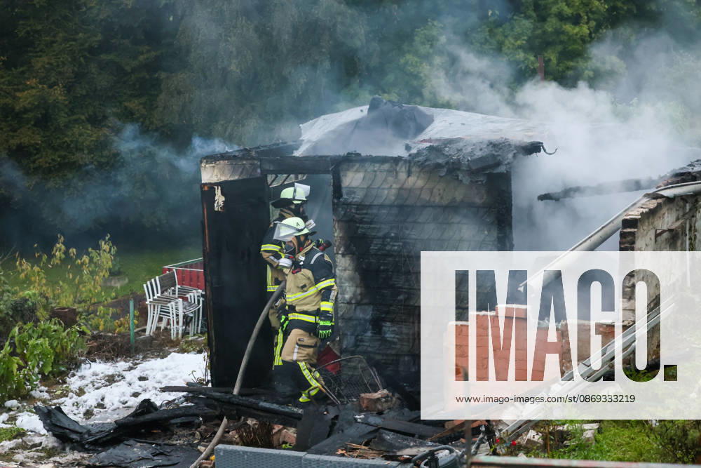 Wohnungsloses Paar nach Brandstiftung in Solingen festgenommen Für die Feuerwehr hieß es am Dienstagnachmittag (13.10.2026) gegen 16:05 Uhr ausrücken: In einer Kleingartenanlage am Ginsterweg in Solingen war es zum Vollbrand einer Gartenlaube gekommen. Als die Einsatzkräfte eintrafen stand eine Hütte bereits vollständig in Flammen, eine große Rauchsäule stieg über derm Gartenverein auf. Über mehrere hundert Meter musste eine Wasserversorgung gelegt werden bevor die Brandbekämpfung durchgeführt werden konnte. Rund vier Stunden später war der Brand gelöscht und die letzten Glutnester ebenfalls abgekühlt. Die der Besitzer der Gartenhütte berichtete, habe er bereits am Mittag ein wohnungsloses Paar in seiner Gartenlaube angetro