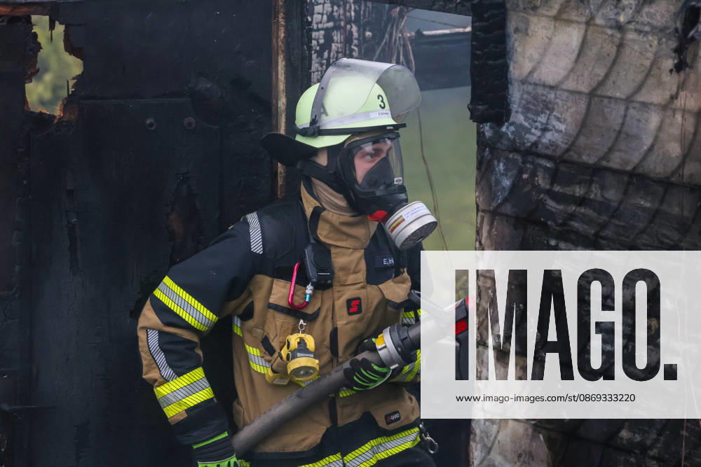 Wohnungsloses Paar nach Brandstiftung in Solingen festgenommen Für die Feuerwehr hieß es am Dienstagnachmittag (13.10.2026) gegen 16:05 Uhr ausrücken: In einer Kleingartenanlage am Ginsterweg in Solingen war es zum Vollbrand einer Gartenlaube gekommen. Als die Einsatzkräfte eintrafen stand eine Hütte bereits vollständig in Flammen, eine große Rauchsäule stieg über derm Gartenverein auf. Über mehrere hundert Meter musste eine Wasserversorgung gelegt werden bevor die Brandbekämpfung durchgeführt werden konnte. Rund vier Stunden später war der Brand gelöscht und die letzten Glutnester ebenfalls abgekühlt. Die der Besitzer der Gartenhütte berichtete, habe er bereits am Mittag ein wohnungsloses Paar in seiner Gartenlaube angetro