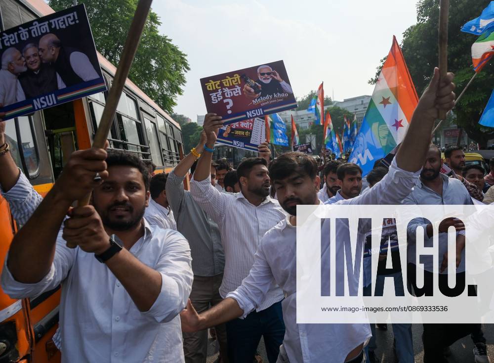 NEW DELHI, INDIA, OCTOBER 12, 2026: Congress leaders Rahul Gandhi and Priyanka Gandhi Vadra take part in a protest march from Barakhamba Road towards the Supreme Court in New Delhi, demanding the resignation of Chief Election Commissioner Gyanesh Kumar over alleged irregularities in the Special Intensive Revision (SIR) of electoral rolls. The Election Commission denies wrongdoing. New Delhi India - ZUMAq101 20261013_zna_q101_105