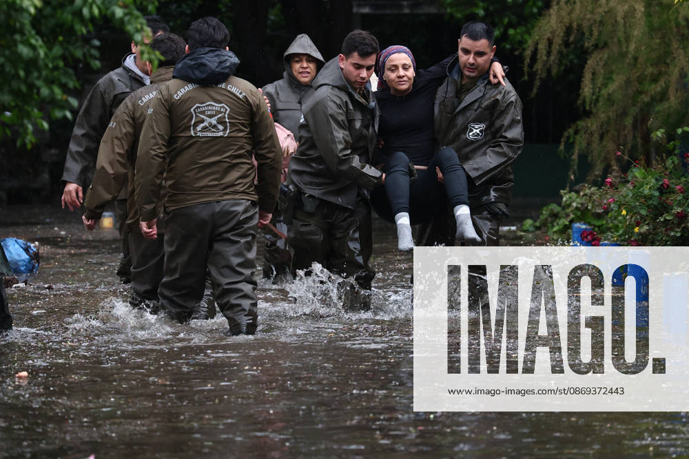 Chile declares a red alert in Santiago following heavy hailstorm SANTIAGO, CHILE - OCTOBER 13: Police officers assist residents in flooded areas of Santiago, Chile, following heavy rain and hail on October 13, 2026. Authorities declared a red alert across the capital as severe precipitation inundated streets, disrupted transportation, and caused widespread urban flooding. Lucas Aguayo Araos Anadolu Santiago Chile. Editorial use only. Please get in touch for any other usage.