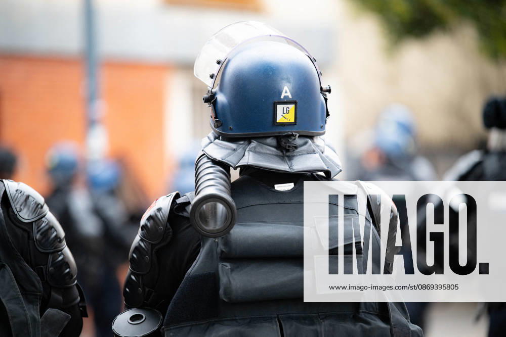 Student Protesters Clash With CRS In Toulouse - France French Police deploy LBD (lanceur de balles de défense) during a student protest in Toulouse, France on October 13, 2026. Photo by Nathan Barange ABACAPRESS.COM Toulouse HAUTE-GARONNE France