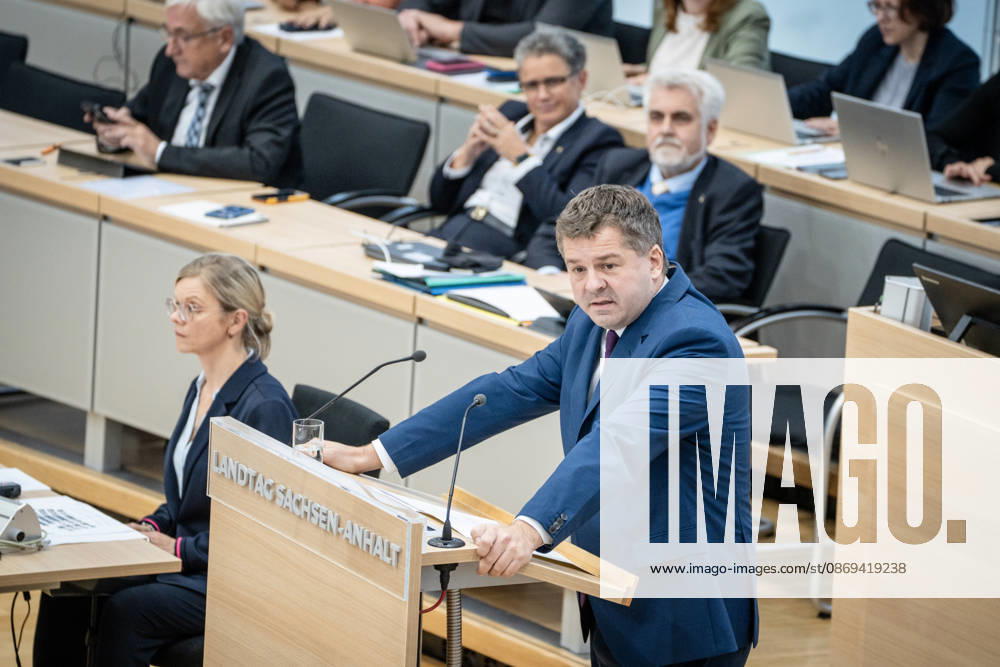 Amtierender Ministerpräsident Sven Schulze, CDU, am Rednerpult, im Hintergrund Lydia Hüskens und Armin Willingmann;Landtagssitzung Oktober 2026 (II) Sondersitzung auf Antrag von AfD und BSW zum Thema Frieden in der Ukraine schaffen, Magdeburg Sachsen-Anhalt Deutschland Landtag