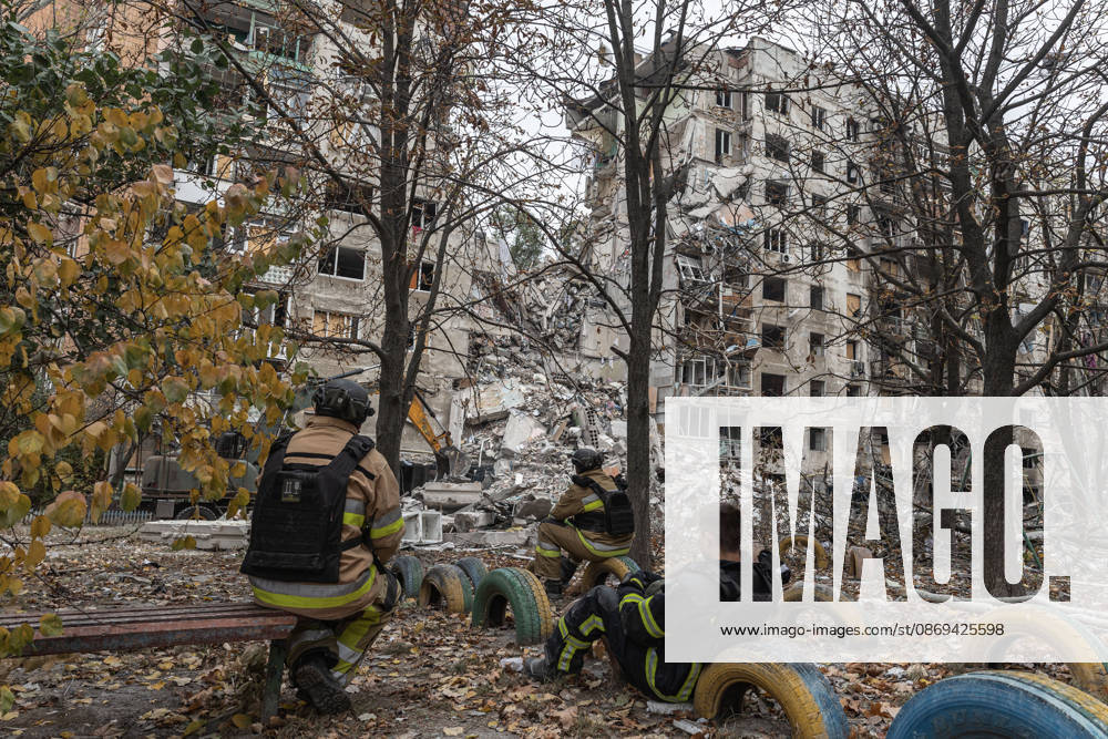 Russian air strike hits residential building in Kramatorsk KRAMATORSK, UKRAINE - OCTOBER 14: Firefighters search for the bodies of two civilians beneath the rubble of a residential building following a Russian air strike in Kramatorsk, Ukraine, on October 14, 2026. Diego Herrera Carcedo Anadolu Kramatorsk Ukraine. Editorial use only. Please get in touch for any other usage.