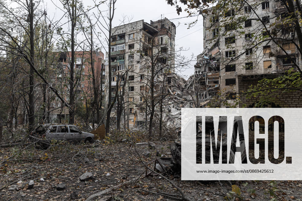 Russian air strike hits residential building in Kramatorsk KRAMATORSK, UKRAINE - OCTOBER 14: A view of the damaged buildings and burned-out cars following a Russian air strike on a residential building in Kramatorsk, Ukraine, on October 14, 2026. Diego Herrera Carcedo Anadolu Kramatorsk Ukraine. Editorial use only. Please get in touch for any other usage.