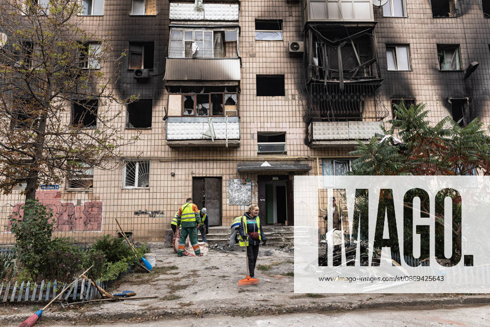 Russian air strike hits residential building in Kramatorsk KRAMATORSK, UKRAINE - OCTOBER 14: People clean the area of a residential building burnt and damaged following a Russian air strike in Kramatorsk, Ukraine, on October 14, 2026. Diego Herrera Carcedo Anadolu Kramatorsk Ukraine. Editorial use only. Please get in touch for any other usage.
