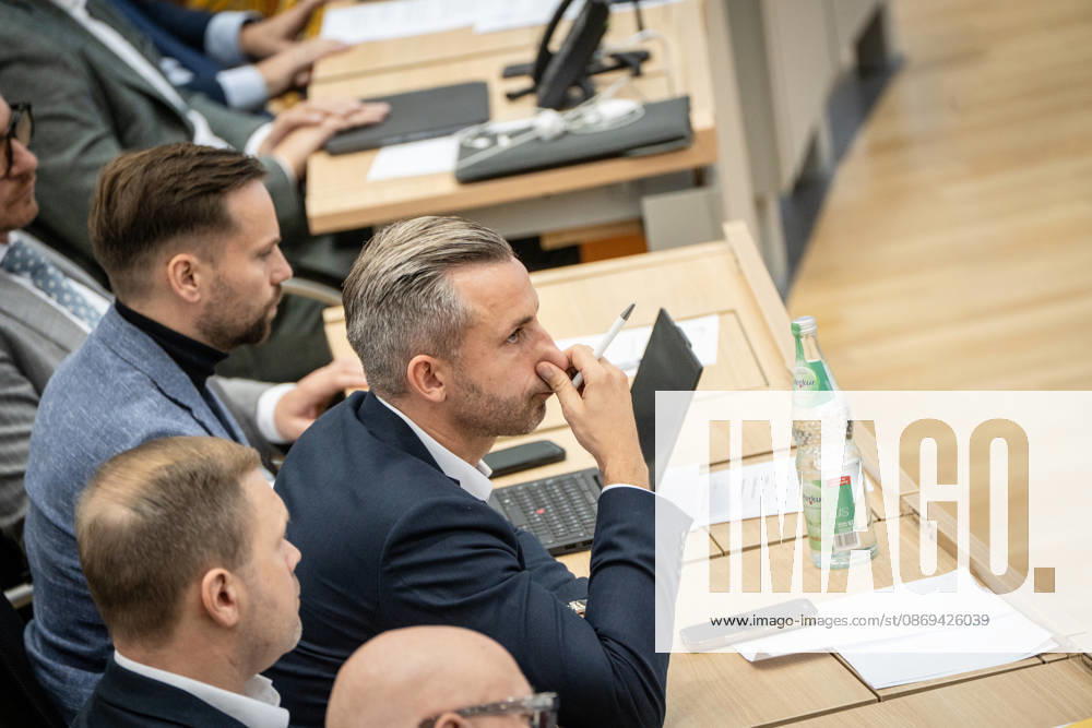 Ulrich Siegmund, AfD-Abgeordneter, während der Debatte;Landtagssitzung Oktober 2026 (II) Sondersitzung auf Antrag von AfD und BSW zum Thema Frieden in der Ukraine schaffen, Magdeburg Sachsen-Anhalt Deutschland Landtag