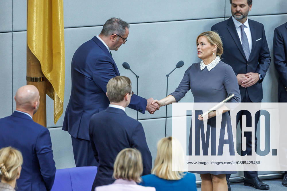 Bundestag Vereidigung von Alexander Schweitzer (SPD), Bundesminister fuer Arbeit und Soziales durch Bundestagspraesidentin Julia Kloeckner im Deutschen Bundestag am 10.10.26 in Berlin. Berlin Berlin Deutschland Bundestag
