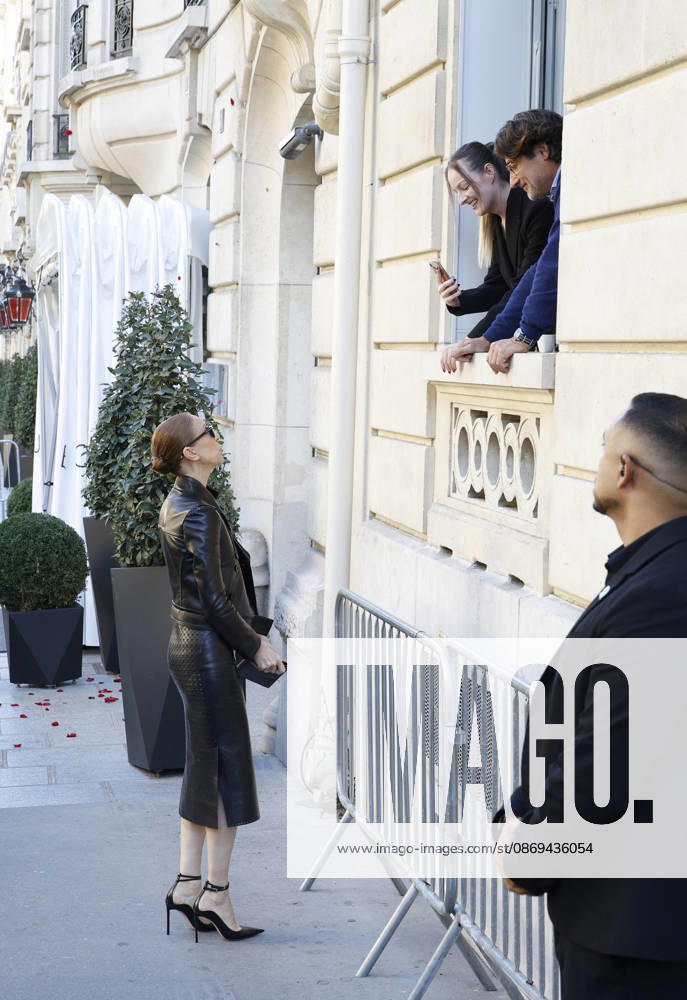 Céline Dion greets her fans as she leaves theRoyal Monceau Hotel in Paris before heading to the La Plénitude Arena at Paris La Défense to continue her concert series on October 14, 2026 Christophe Aubert Bestimage Céline Dion greets fans as she leaves the Royal Monceau Hotel in Paris before heading to the La Plénitude Arena at Paris La Défense to continue her concert series on October 14, 2026, Paris, France