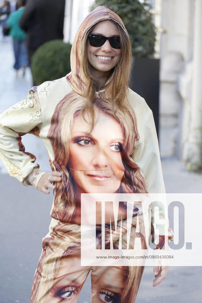 A Céline Dion fan outside theRoyal Monceau Hotel in Paris before heading to the Paris La Défense Arena to continue her concert series on October 14, 2026 Christophe Aubert Bestimage A Céline Dion fan outside the Royal Monceau Hotel in Paris before heading to the Paris La Défense Arena to continue her concert series on October 14, 2026, Paris, France