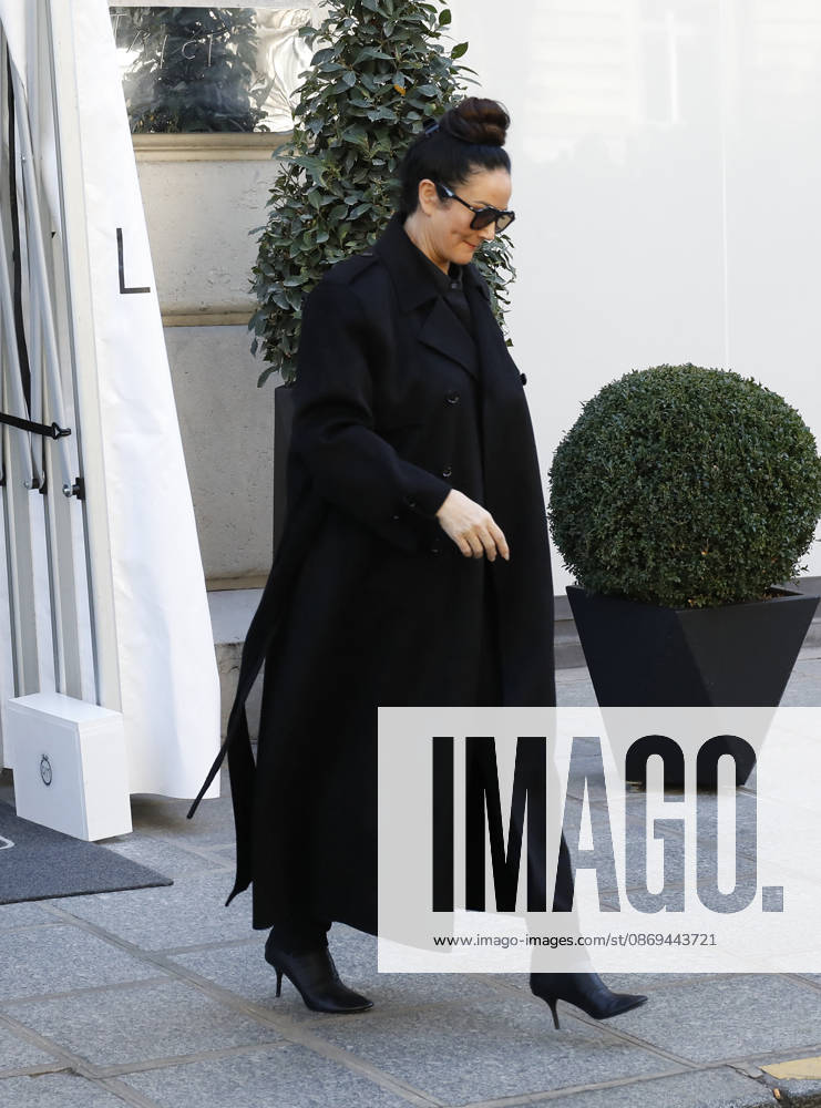 Dee Amore Marti Céline Dion greets her fans as she leaves theRoyal Monceau Hotel in Paris before heading to the La Plénitude Arena at Paris La Défense to continue her concert series on October 14, 2026 Marc Ausset Lacroix Bestimage Céline Dion greets fans as she leaves the Royal Monceau Hotel in Paris before heading to the La Plénitude Arena at Paris La Défense to continue her concert series on October 14, 2026, Paris, France