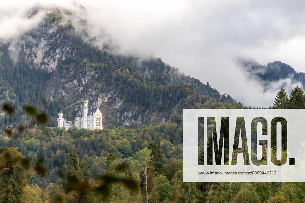Herbst im Allgäu Blick auf die Herbstlandschaft mit Schloss Neuschwanstein., Schwangau Bayern Deutschland