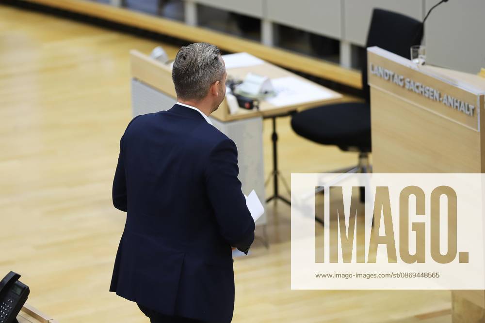 Magdeburg, Sachsen-Anhalt, Deutschland, 14.10.2026: Landtag: Sondersitzung: Ulrich Siegmund, AfD, hält eine Rede zur Einbringung eines gemeinsamen Antrags mit dem BSW, sich für Friedensgespräche im Ukraine-Krieg einzusetzen.
