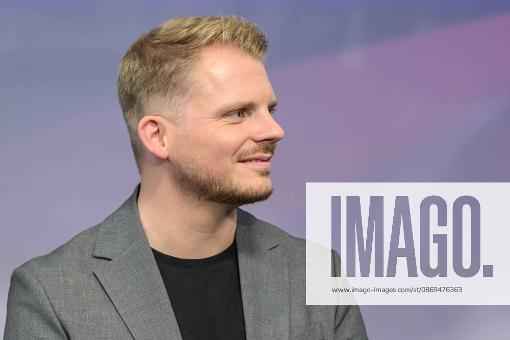 Im Bild v.l.: Tim Klüssendorf, SPD (Generalsekretär), GER, Berlin, Studio, zu Gast bei Maischberger, politische Talkshow, TV, Format, mit Moderatorin Sandra Maischberger, Das Erste, aus Adlershof Am Studio 20, 14.10.2026,