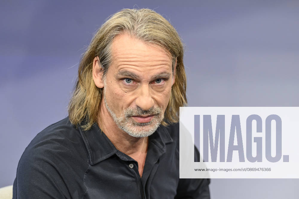 Im Bild v.l.: Richard David Precht (Philosoph), GER, Berlin, Studio, zu Gast bei – Maischberger, politische Talkshow, TV, Format, mit Moderatorin – Sandra Maischberger, Das Erste, aus Adlershof – Am Studio 20, 14.10.2026,