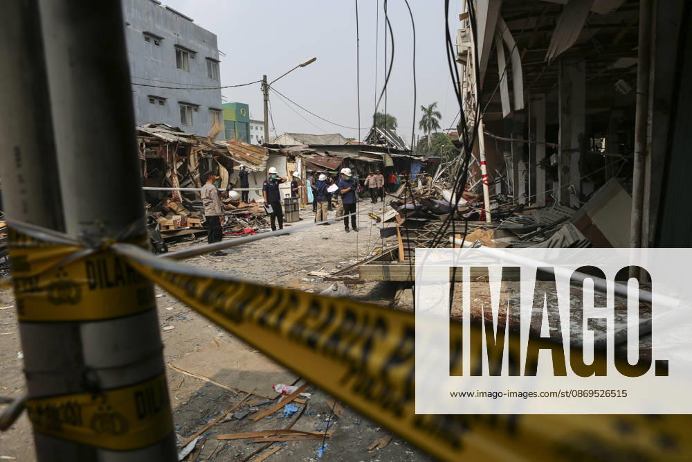 Blast at Indonesian market kills 2, injures 11 in South Tangerang BANTEN, INDONESIA - OCTOBER 15: Police officers investigate the scene of an explosion at a market in South Tangerang, on the outskirt of Jakarta, Indonesia, on October 15, 2026. The blast killed two people and injured at least 11 others, according to police. Investigators are examining the cause of the explosion after finding an ethylene gas cylinder at the site. The blast damaged shop-house buildings and scattered debris across the surrounding commercial area. Agoes Rudianto Anadolu Banten Indonesia. Editorial use only. Please get in touch for any other usage.