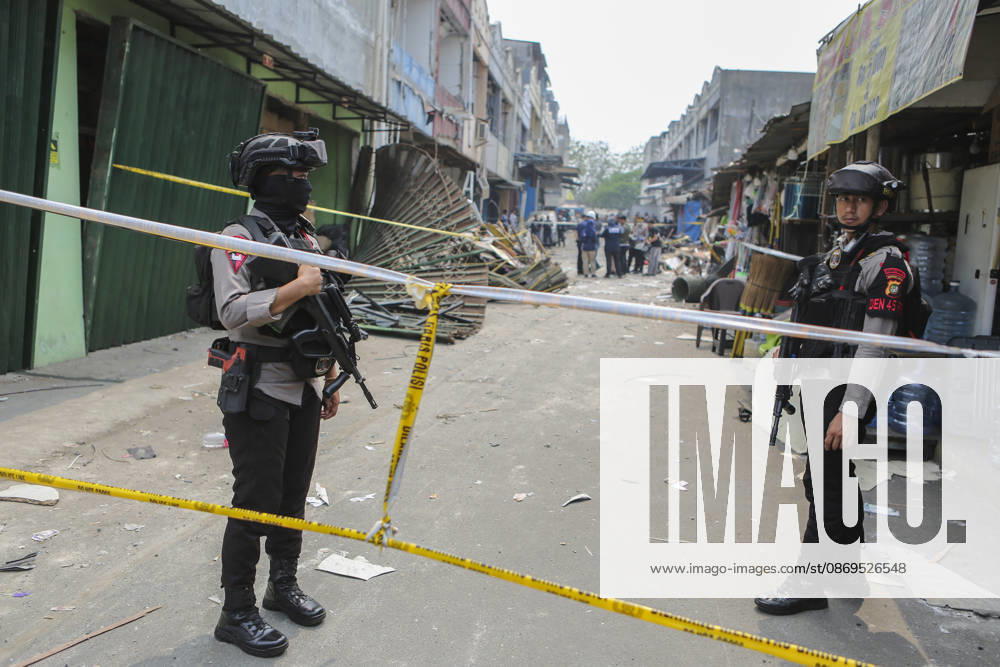 Blast at Indonesian market kills 2, injures 11 in South Tangerang BANTEN, INDONESIA - OCTOBER 15: Armed police officers stand guard at the site of an explosion at a market in South Tangerang, on the outskirt of Jakarta, Indonesia, on October 15, 2026. The blast killed two people and injured at least 11 others, according to police. Investigators are examining the cause of the explosion after finding an ethylene gas cylinder at the site. The blast damaged shop-house buildings and scattered debris across the surrounding commercial area. Agoes Rudianto Anadolu Banten Indonesia. Editorial use only. Please get in touch for any other usage.