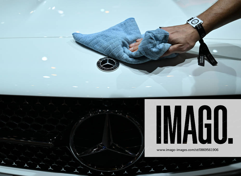 Paris Motor Show 2026 PARIS, FRANCE - OCTOBER 15: A worker cleans the Mercedes-Benz logo on a car at the Paris Motor Show (Mondial de l Auto) in Paris, France on October 15, 2026. Mustafa Yalcin Anadolu Paris France. Editorial use only. Please get in touch for any other usage.