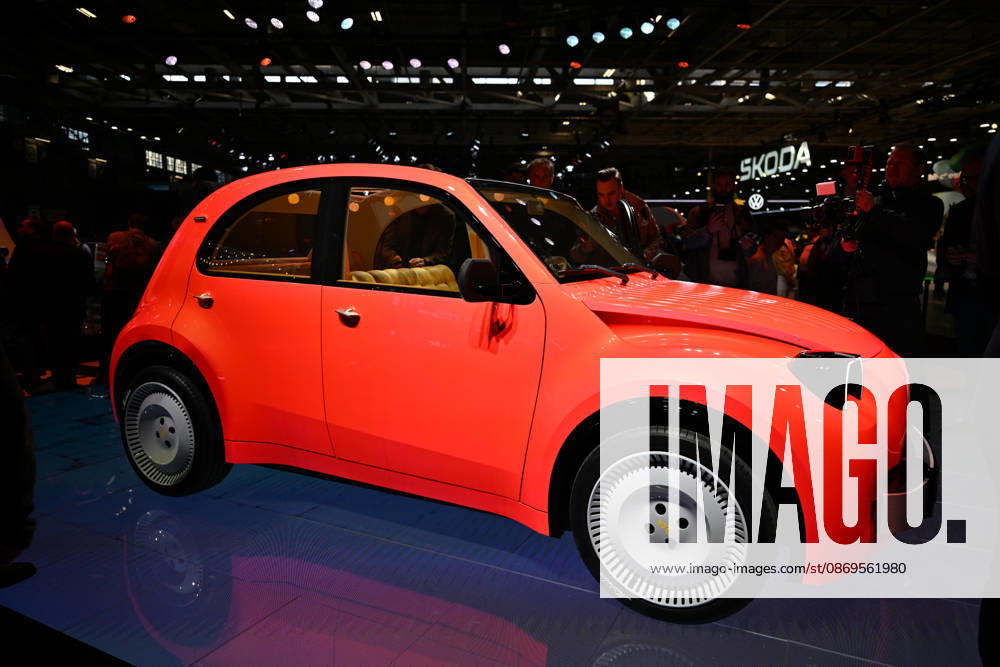 Paris Motor Show 2026 PARIS, FRANCE - OCTOBER 15: The Citroen 2 CV electric concept car on display at the Paris Motor Show (Mondial de l Auto) in Paris, France on October 15, 2026. Mustafa Yalcin Anadolu Paris France. Editorial use only. Please get in touch for any other usage.
