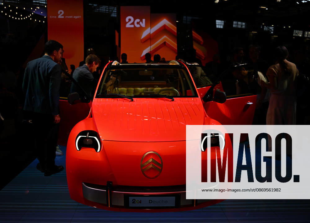 Paris Motor Show 2026 PARIS, FRANCE - OCTOBER 15: The Citroen 2 CV electric concept car on display at the Paris Motor Show (Mondial de l Auto) in Paris, France on October 15, 2026. Mustafa Yalcin Anadolu Paris France. Editorial use only. Please get in touch for any other usage.