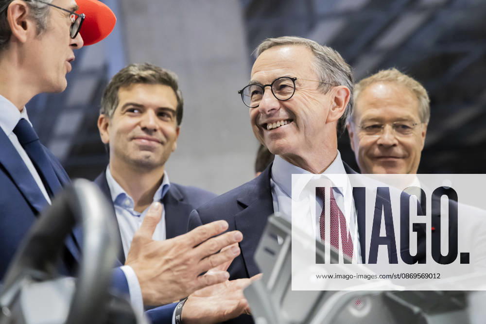 Paris, France October 15, 2026 - Paris Motor Show - Bruno Retailleau, Jonas Haddad POLITIQUE, RETAILLEAU, LR, LES REPUBLICAINS, CAMPAGNE ELECTORALE, SALON DE L AUTOMOBILE, VOITURE, ECONOMIE
