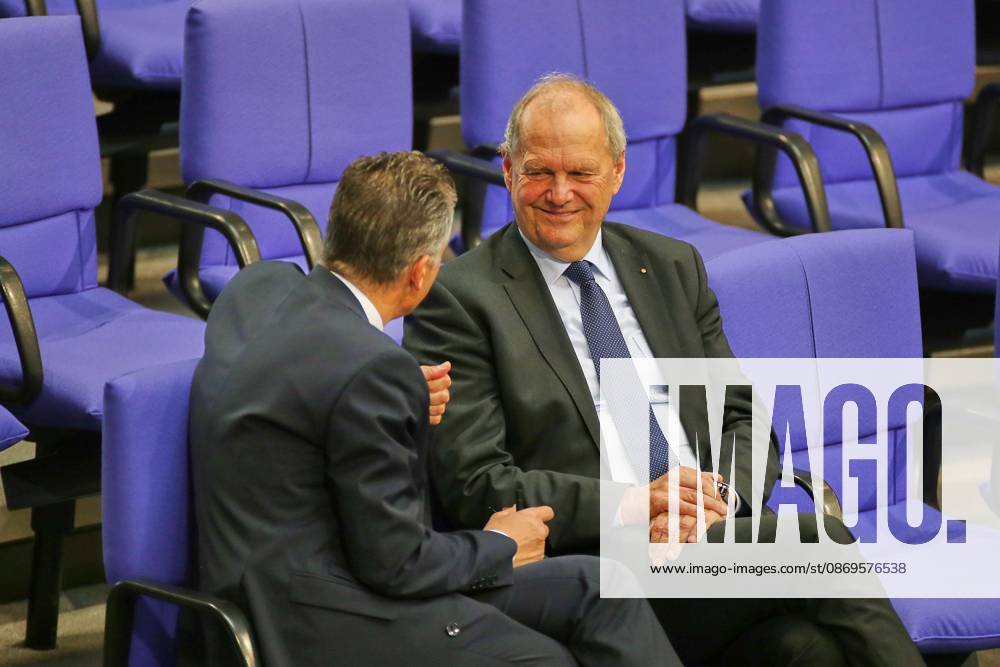 Berlin, Deutschland, 15.10.2026: Deutscher Bundestag: 102. Bundestagssitzung: Thorsten Frei und Fritz Güntzler, beide CDU