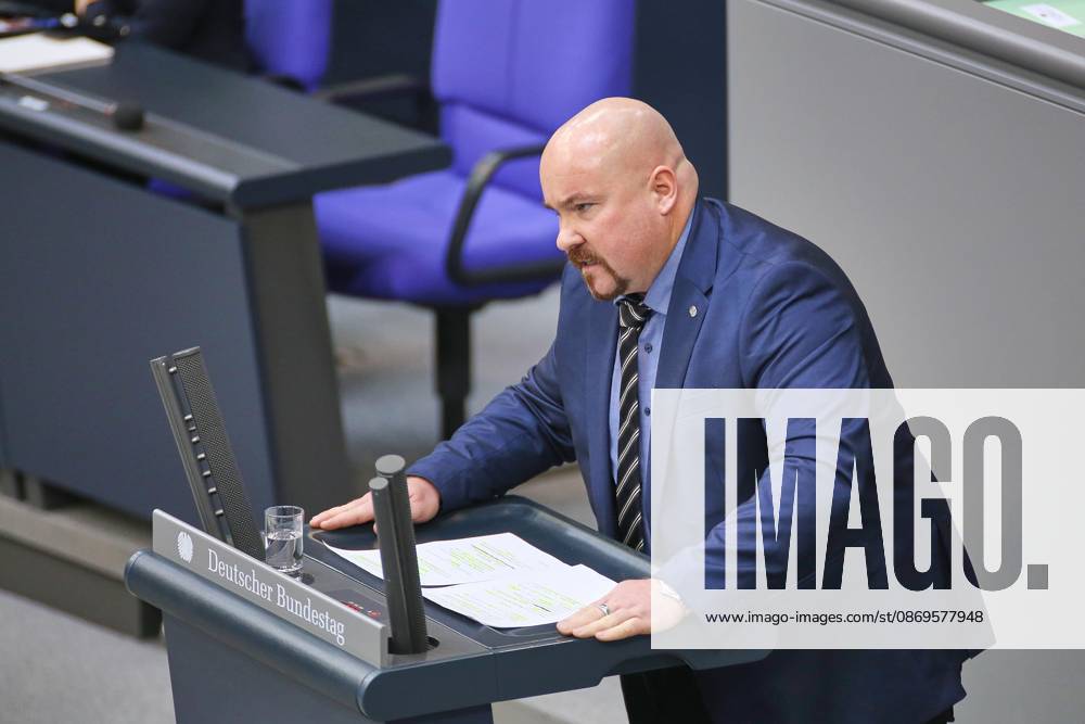 Berlin, Deutschland, 15.10.2026: Deutscher Bundestag: 102. Bundestagssitzung: Jan Feser, AfD