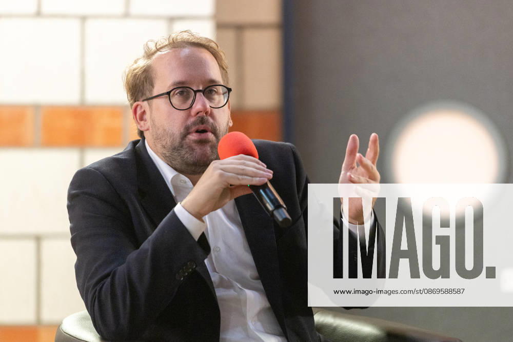Bornheimer Ortsgespräch mit Paul Ronzheimer - 15.10.26 Veranstaltungsreihe Bornheimer Ortsgespräch - Miteinander im Dialog. Gast: Paul RONZHEIMER, stellvertretender Chefredakteur der BILD, Kriegs- und Krisenreporter und Podcaster, mit Gastgeber, Moderator und Ortsvorsteher von Bornheim-Ort Dominik PINSDORF (parteilos) in der Europaschule Bornheim. Bornheim Nordrhein-Westfalen Deutschland